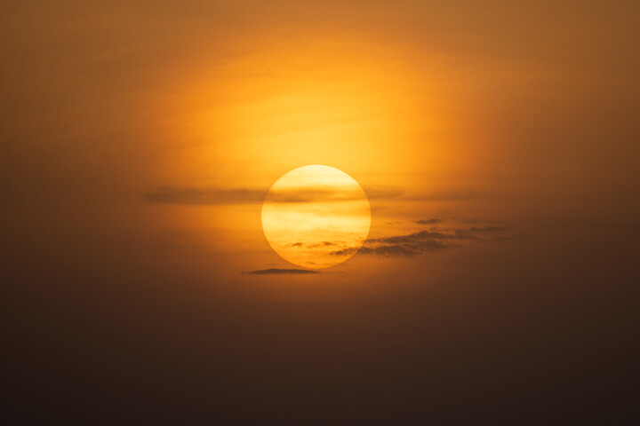 Słońce owiane piaskiem saharyjskim