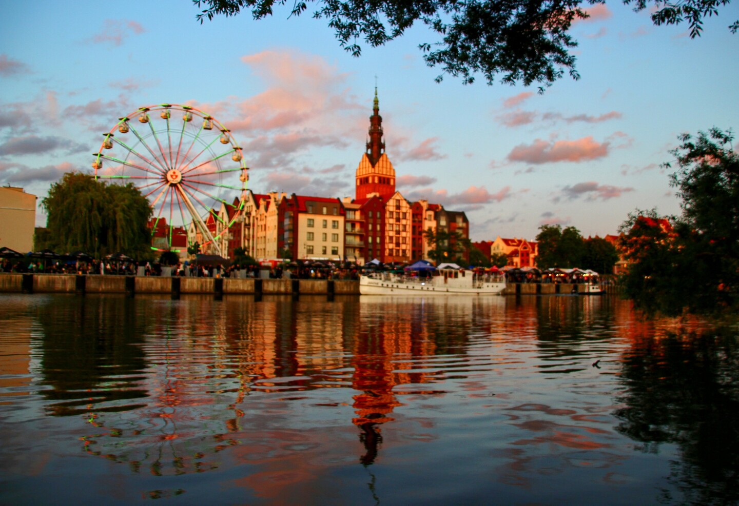 Stare Miasto w promieniach zachodzącego słońca