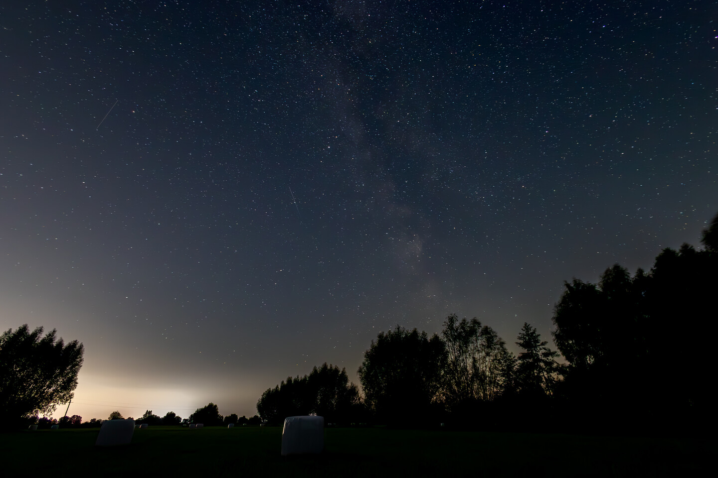Gwieździsta noc nad polami