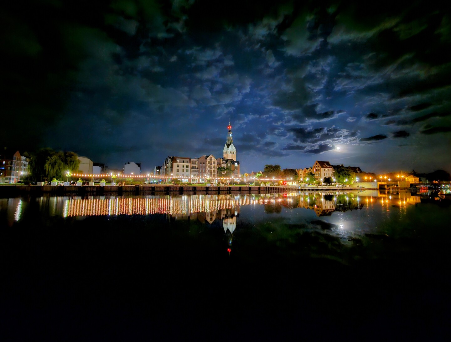 Starówka w świetle zbożowego księżyca.