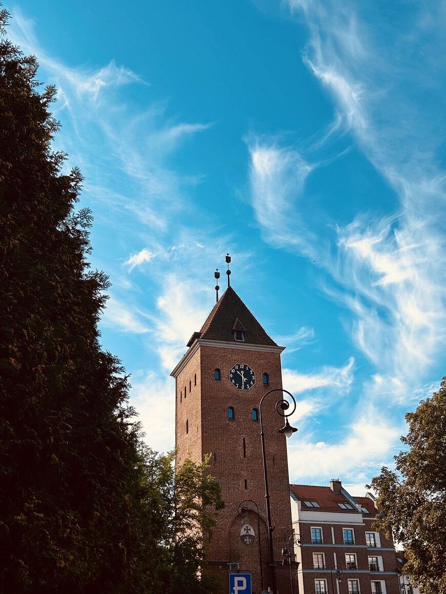 Brama w błękicie nieba