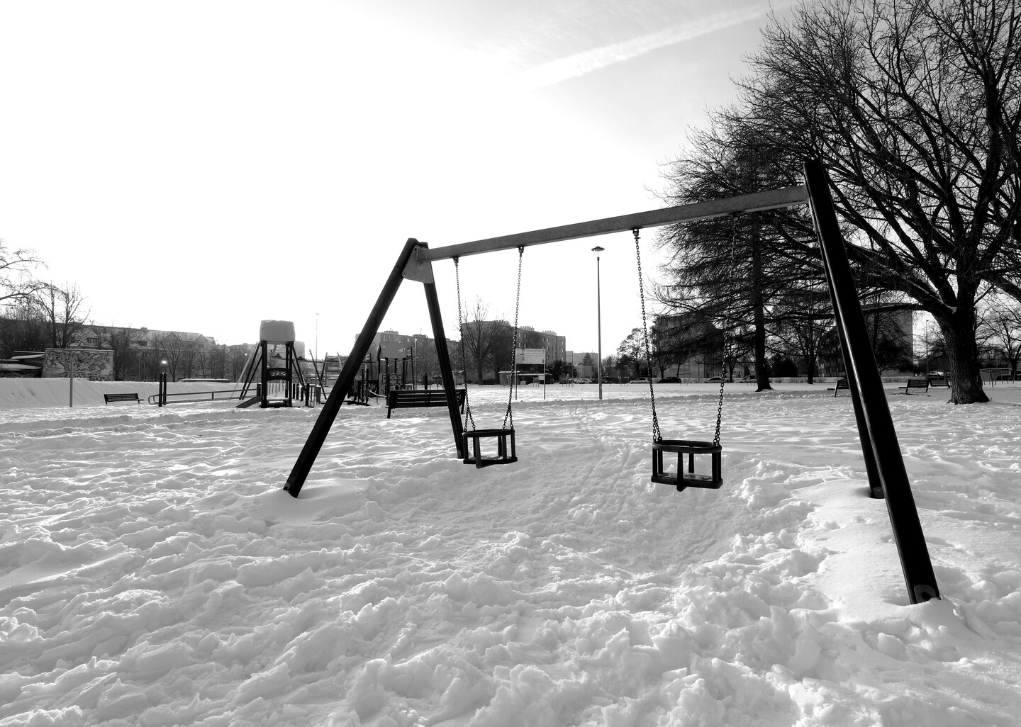 Nie ma chętnych do zabawy w parku.