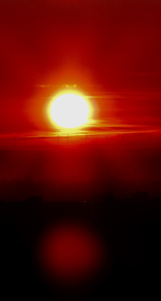 Zachód słońca na tle wiatraków