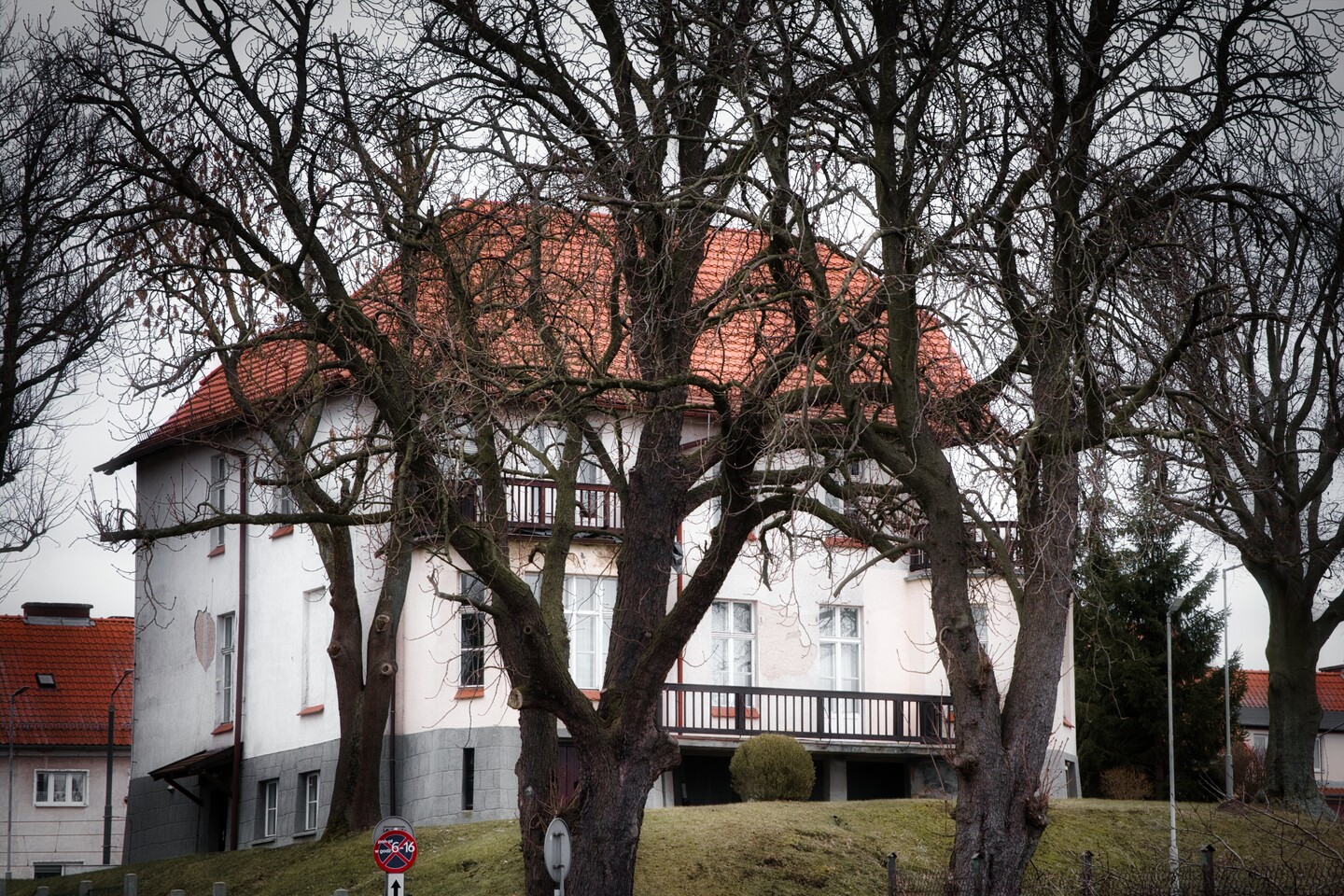 Tajemniczy domek na wzgórzu (Marzec 2026)