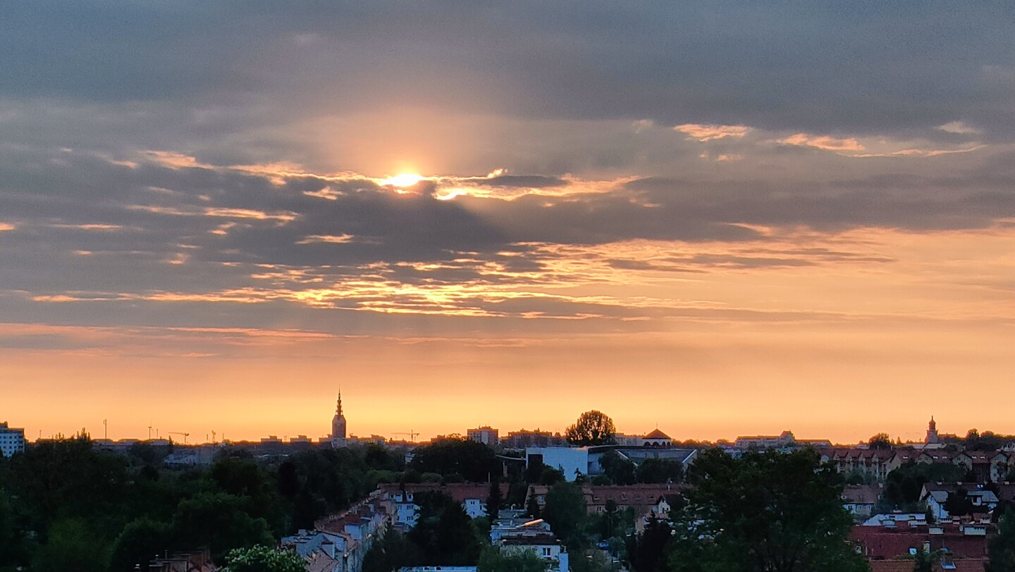 Zachmurzone zachodzące słońce