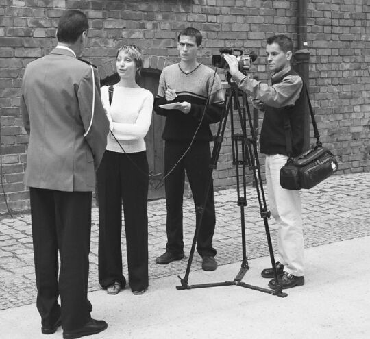 Elbląscy dziennikarze w akcji (Media elbląskie podczas rozmowy z komendantem policji w Elblągu w dniu święta policji) (Sierpień 2002)