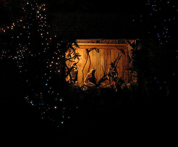 Ciemna noc w jasności promienistej brodzi
(stajenka u franciszkanów) (Grudzień 2005)