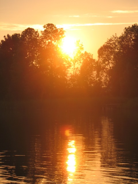  Słońce nad jeziorem zawsze wygląda pięknie:)
