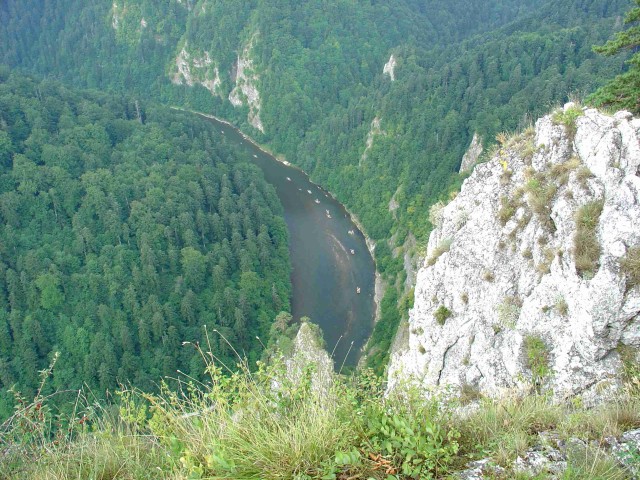  
Widok z Sokolicy w Pieninach na Przełom Dunajca - w dole widać tratwy flisackie