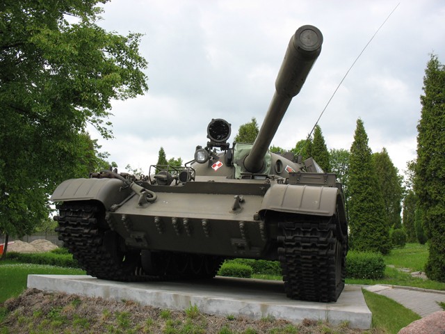 T-55 przed sztabem dywizji w Elblągu