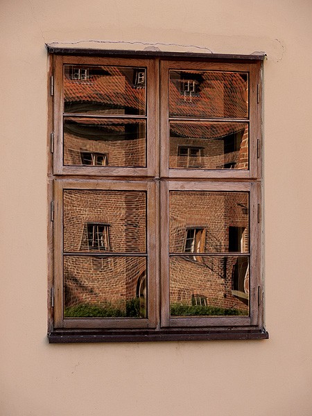 .. po drugiej stronie okna .. dziedziniec Katedry we Fromborku (Lipiec 2007)