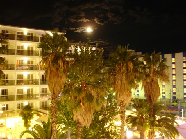 Wakacyjny widok z balkonu Hotelu (Costa Brava - Hiszpania)