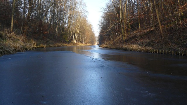 Pierwszy solidny lód na kanale Elbląsko-ostródzkim.Okolice Buczyńca.