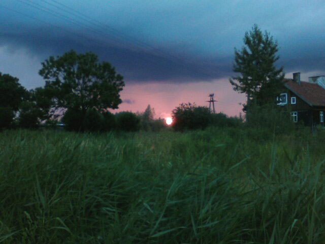 Zachód słońca na pochmurnym niebie.