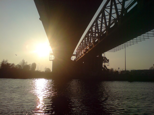 Zachód słońca pod mostem Unii Europejskiej.