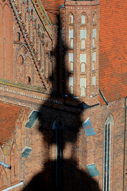 cień wieży Radziejowskiego na Katedrze  Fromborskiej
