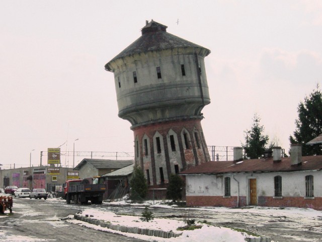 Krzywa wieża  może jeszcze wytrzyma bo jak głosi plotka  już 1 kwietnia ma zostać rozebrana. (Marzec 2009)