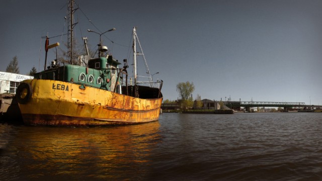 ELBLĄSKI CHYBA PORT - Stary kuter z Łeby czeka w martwym porcie na ???? diabeł wie co. Może to kolejna bardzo udana inwestycja w naszym miasteczku. Elbląski port to chyba ewenement na skalę europejską. Podsumowując powiem krótko utopione pieniądze? (Kwiecień 2009)