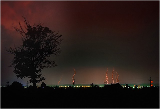 BURZA szalejąca nad naszym miastem –zdjęcie wykonane od strony żuław maj 2003. (Maj 2009)