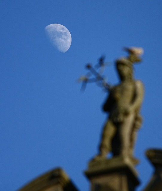 strażnik  -  zwięczenie kamienicy na ulicy Wigilijnej