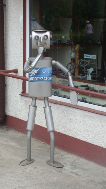 Robot - reklama sklepu motoryzacyjnego w Malborku