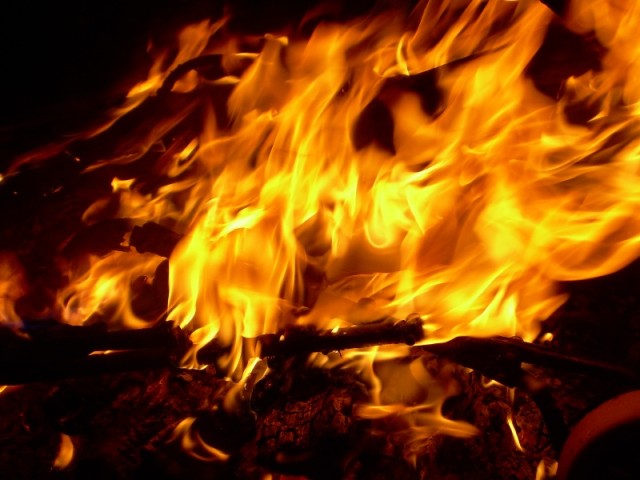 ...płonie ogień i szumią knieje...