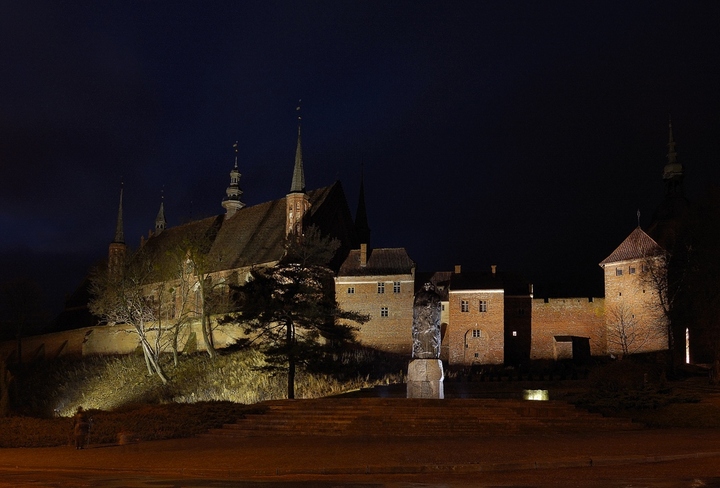 Wzgórze katedralne we Fromborku podczas próby iluminacji oświetlenia. (Marzec 2010)