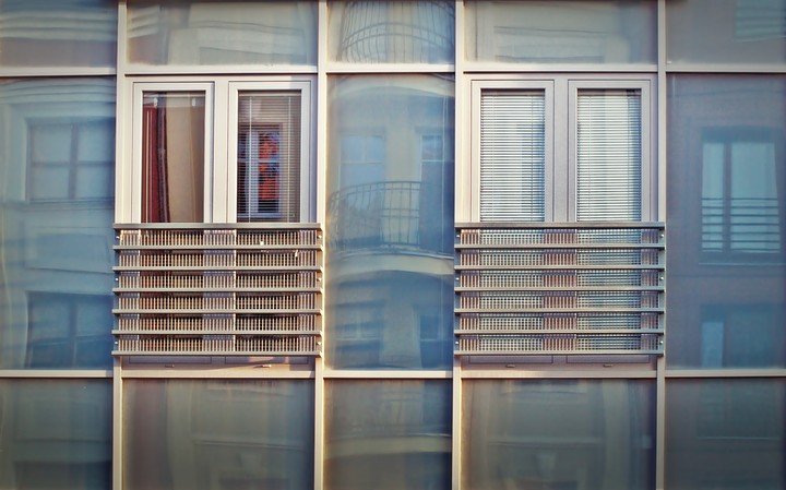 Paris? Lomdon? New York? . . . . Elbląska Starówka - modernistyczna fasada kamienicy przy ul. Rzeźnickiej 8A. (Maj 2010)