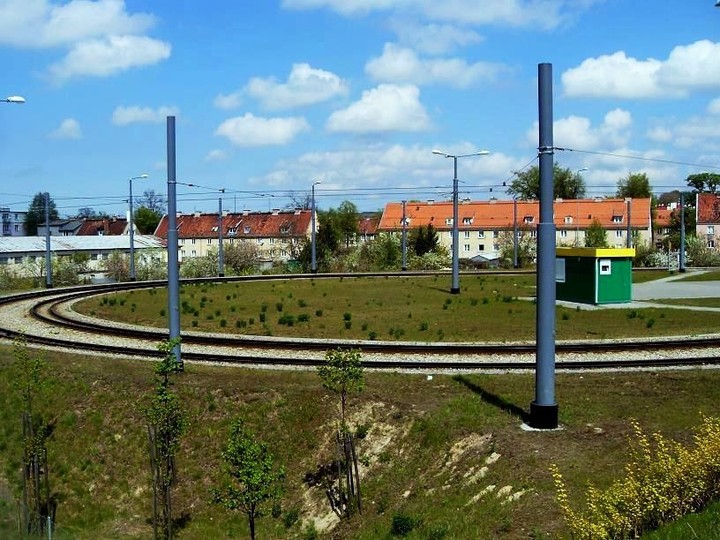 Nasz raj 
za oknem tramwaju
Nasz świat
u bram jego skraju
Znów utkneliśmy
w potrzasku
W tramwaju
na zżółkłym obrazku