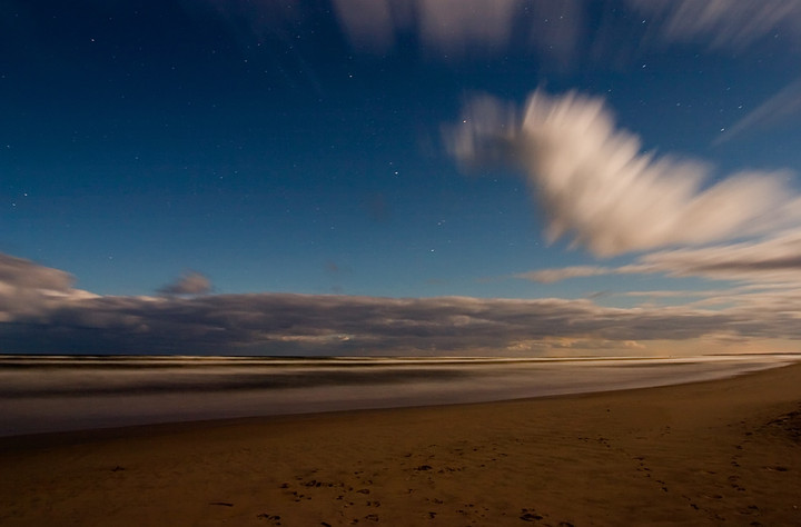 Pędzące chmury.

Plaża w Krynicy nocą. (Lipiec 2010)