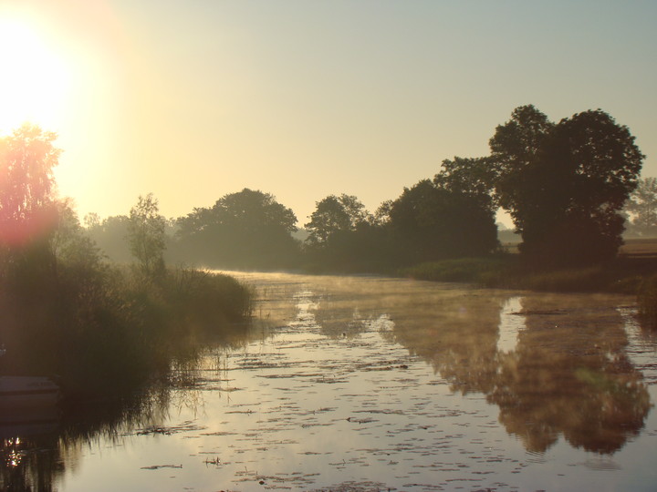 Poranek nad wodą.