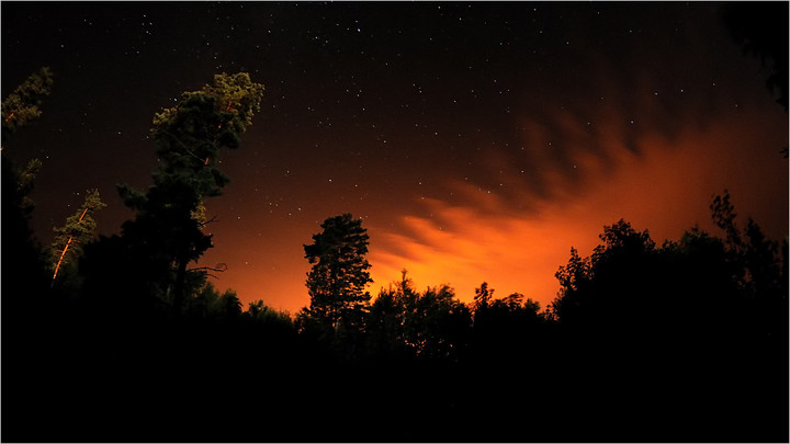 ELBLĄSKA POŚWIATA - Mocne światło z pobliskiego miasta było jak dobra przyprawa do nocnego kadru. Wysoczyzna Elbląska lato 2010.