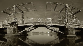 ZABYTKOWY MOST ZWODZONY - Jeden z najpiękniejszych, moim zdaniem mostów zwodzonych na Żuławach. Rzeka Tina Kwiecień 2009
