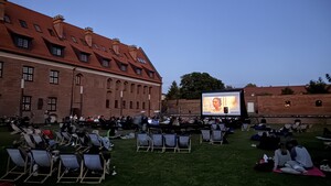 Wielki Marty w kinie pod chmurką