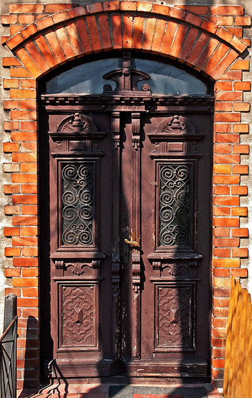 Zabytkowe drzwi jednego z Urzędów w Stegnie.