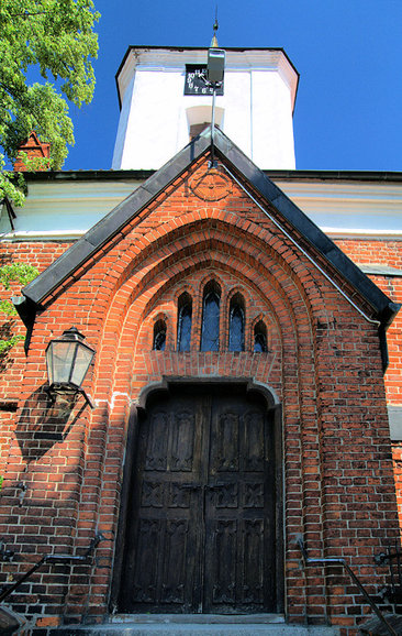 Zabytkowy portal i drzwi (boczne) w kościele św. Katarzyny w Dzierzgoniu.