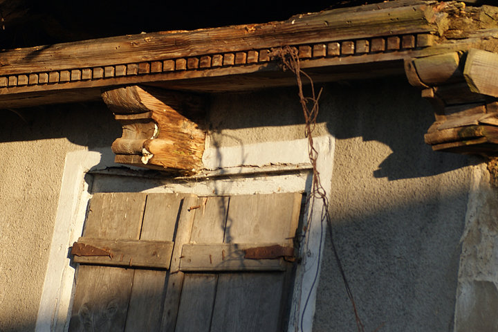 Tropy Elbląskie – fragment walącej się chaty podcieniowej