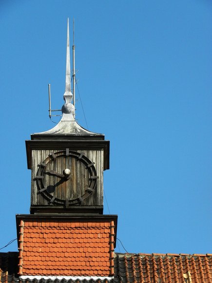 Drewniany zegar na szczycie szpitala przy ul. Żeromskiego