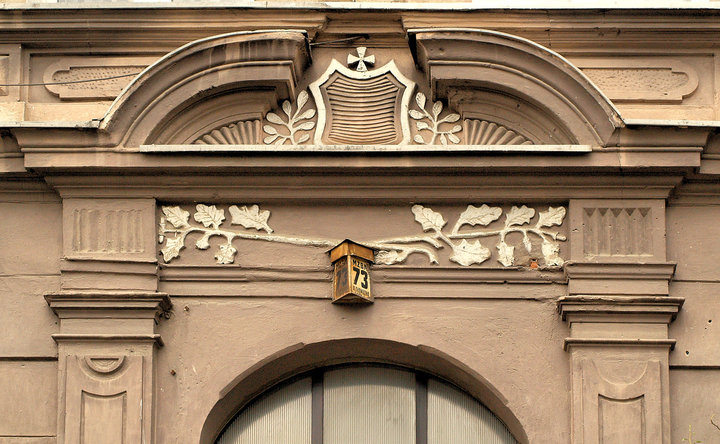 Ozdobne wejście do kamienicy - ulica Zacisze (Grudzień 2011)