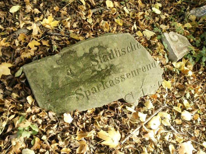 Fragment płyty nagrobnej na cmentarzu przy ul. Sadowej