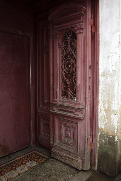 Drzwi wejściowe z fragmentem posadzki – pałac Stare Dolno (Grudzień 2011)