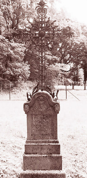 Jeden z nagrobków na cmentarzu kanoników Katedry Fromborskiej.