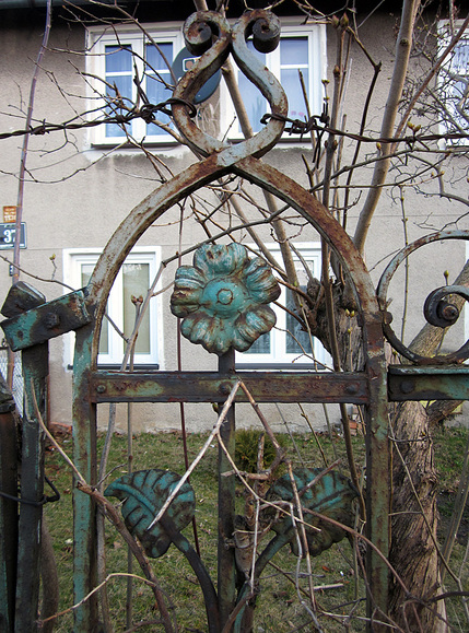 Fragment ogrodzenia, ul. Obrońców Pokoju, Elbląg (Marzec 2012)