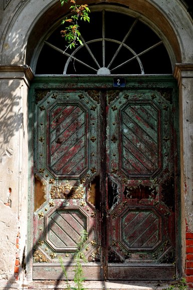 Drzwi do XVIII-wiecznego pałacu w Jankowie.