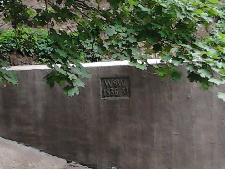 Relief znajdujący się na betonowej kaskadzie w Parku Dolinka.