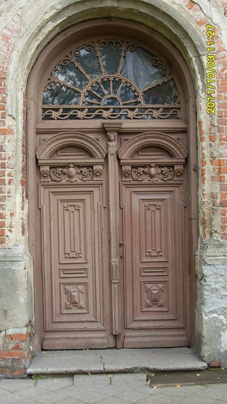 Drzwi wejściowe do budynku  mieszkalnego w Starym Polu