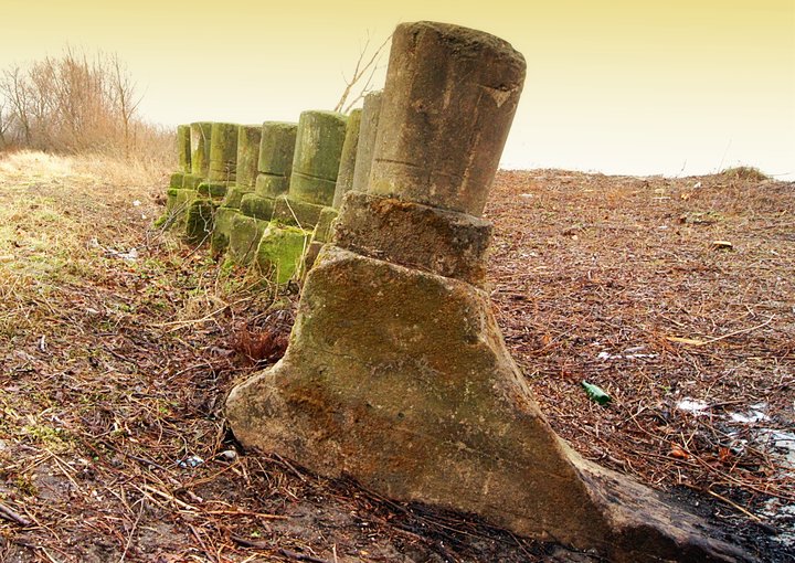 Krynica Morska, Zalew Wiślany, pewnie niezgodne z regulaminem, ale może ktoś zna historię tych elementów? wyglądają na pachoły cumownicze, ale skąd w takim miejscu?