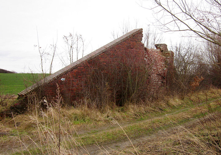 Stare Dolno – fragment ruin wiaduktu. Pozostałość po wiadukcie linii kolejowej Elbląg-Ostróda-Olsztynek, wybudowanej w latach 1891-1893.