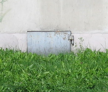 Elbląg ul Brzeska.Drzwi do piwnic też miały schronowe zamknięcia(metalowe,z "wajchą " zamiast klamki.) (Styczeń 2013)
