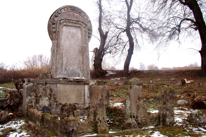 Pozostałości niemieckiego cmentarza wybudowanego w 1663 r. i zburzonego w 1945 roku. W miejscowości Kępki.